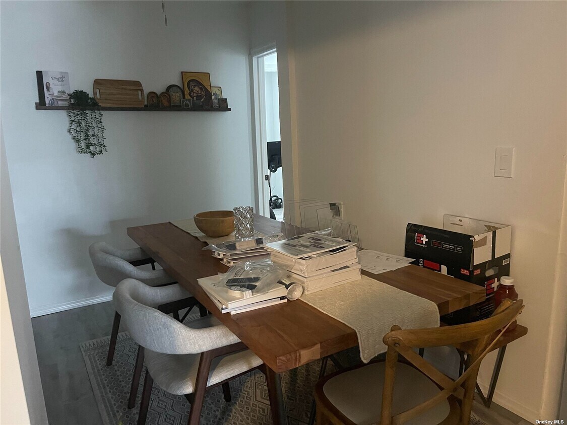 1207 W Park Ave, East Atlantic Beach, NY 11561 Room for Rent in East