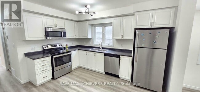 Photo du bâtiment - 3200 Singleton Ave