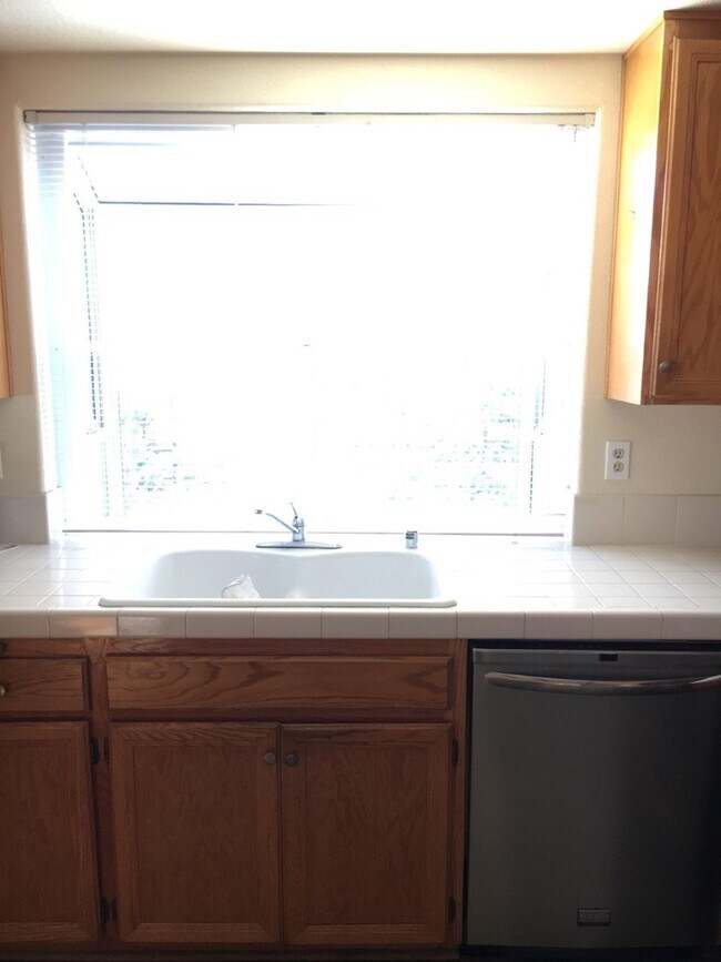 Foto del edificio - Westside location! Beautiful Single Story On Large Corner Lot