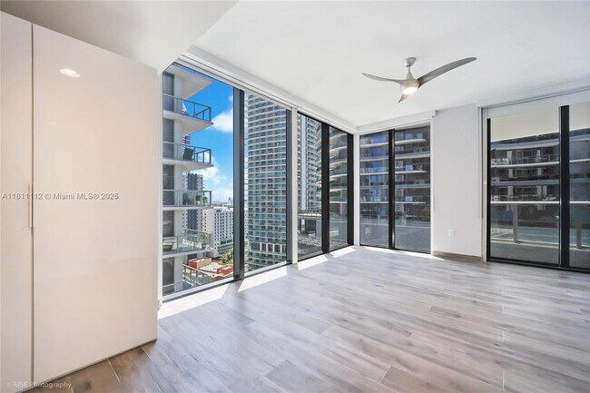 Building Photo - 1010 Brickell Ave