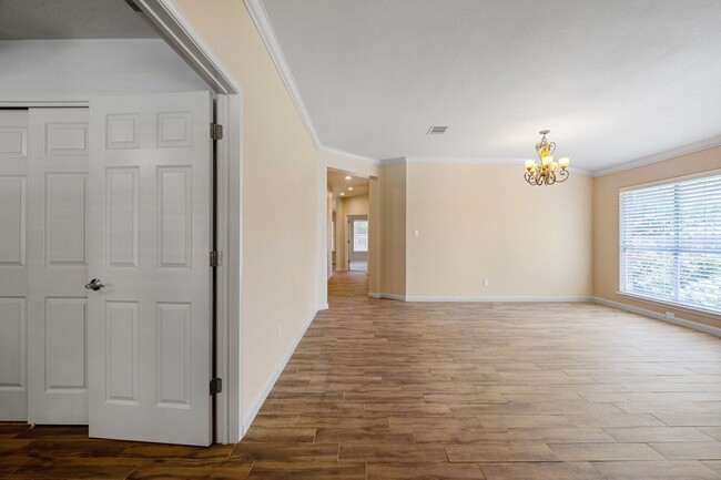 Building Photo - Charming Four-Bedroom Home in Prime Round ...