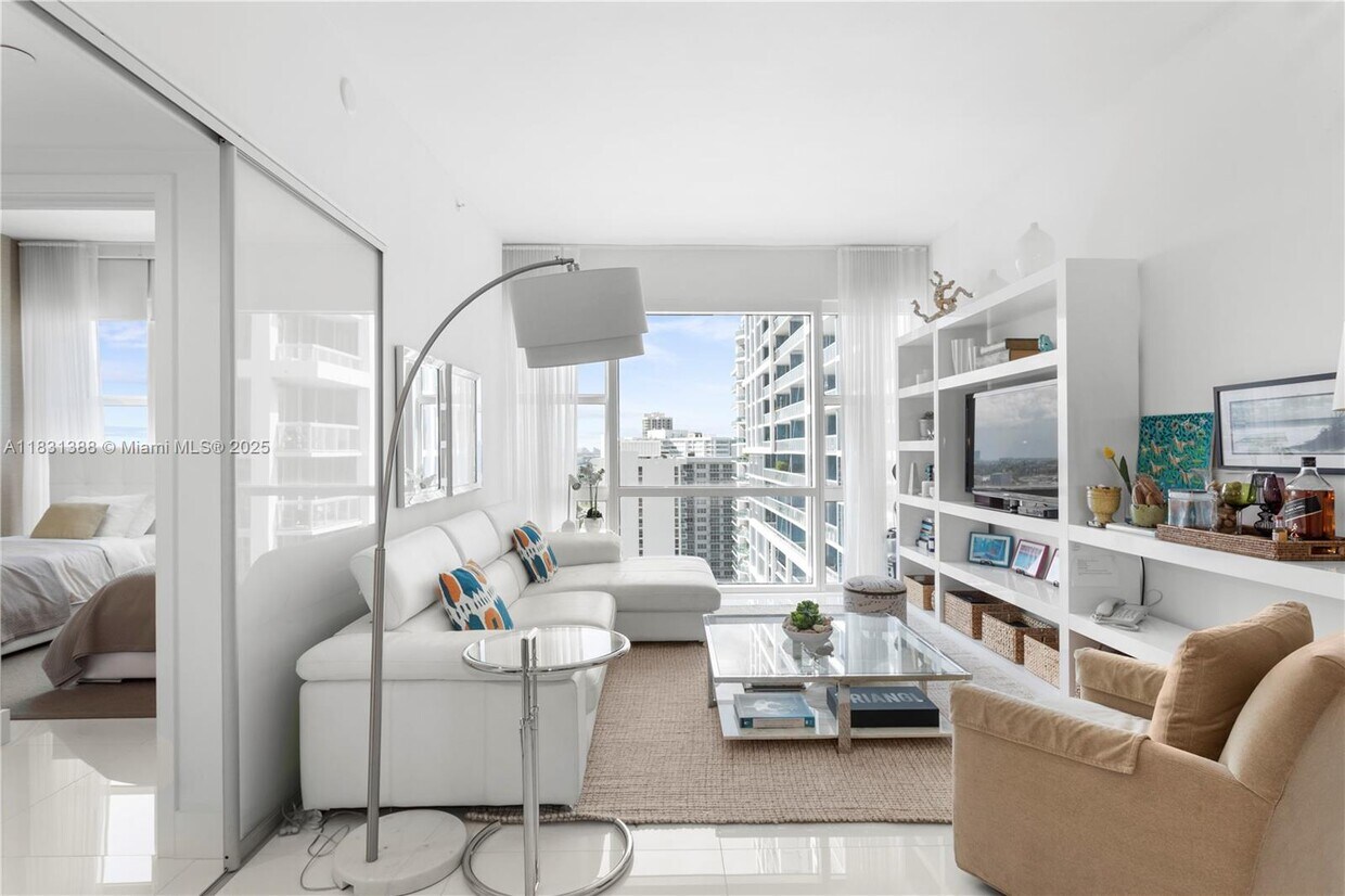 Foto principal - 6801 Collins Ave