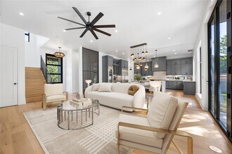 Building Photo - 2905 Westhill Dr