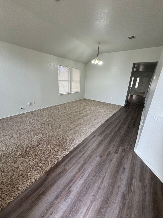 Foto del edificio - 3 Bedroom 2 bath in the heart of South Austin