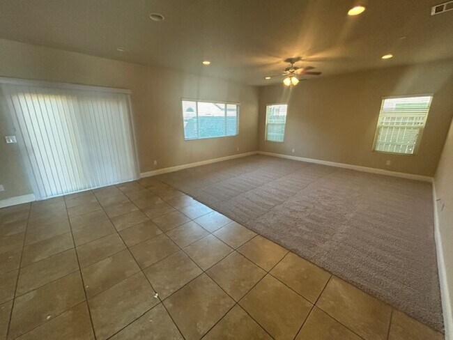 Foto del edificio - 4 bedroom 2 bathroom in NW Visalia coming ...