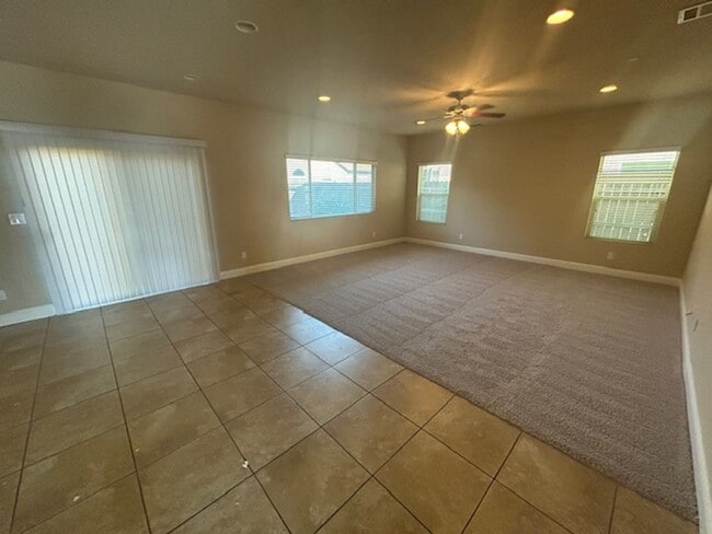 Foto del edificio - *Wait list full- Currently not accepting applications* 4 bedroom 2 bathroom in NW Visalia coming ...
