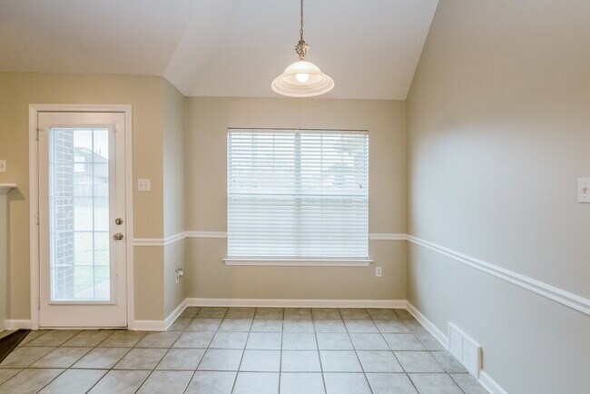 Building Photo - 185 Mossy Springs Dr
