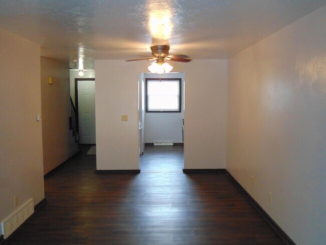 Building Photo - 825 Turek St