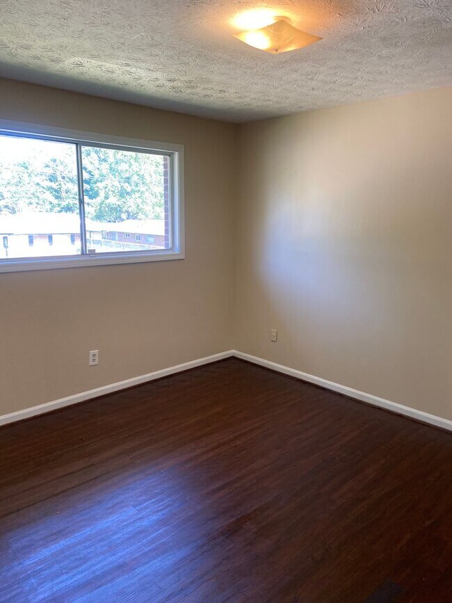 Building Photo - **ON HOLD**3 bedroom/1 bathroom in Columbu...