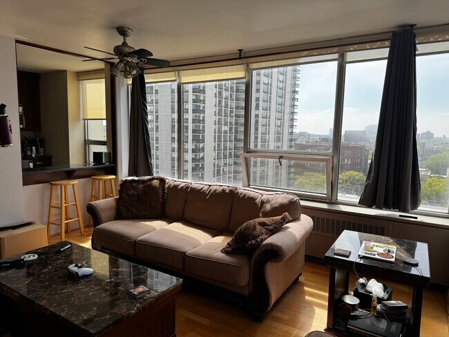Foto del edificio - 70 W Burton Pl