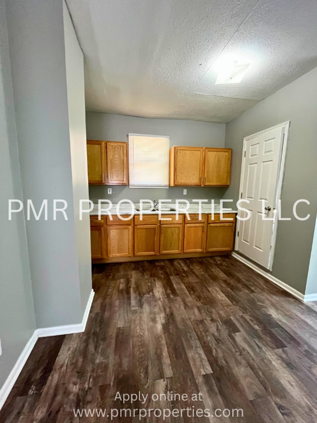 Building Photo - 3 Bedrooms/1.5 Bathrooms