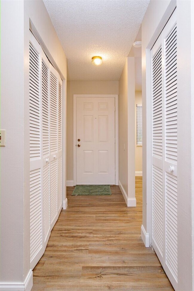 Foto del edificio - One story Townhome with a Screened Porch &...