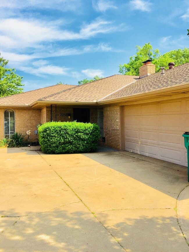 Photo - JGH 017-018 N OKC Apartment