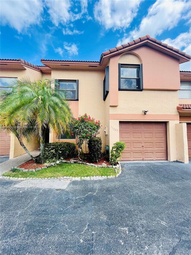 Foto principal - 11325 SW 9th Ct