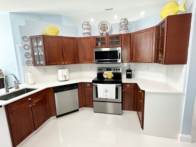 Building Photo - 470 Lakeside Cir