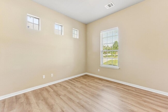Building Photo - 640 Loma Cedro Bend