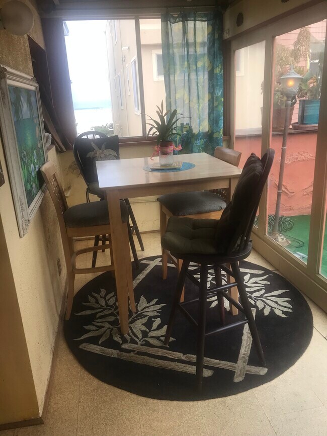 Rincón de desayuno con vistas al mar - 715 Balboa Ct