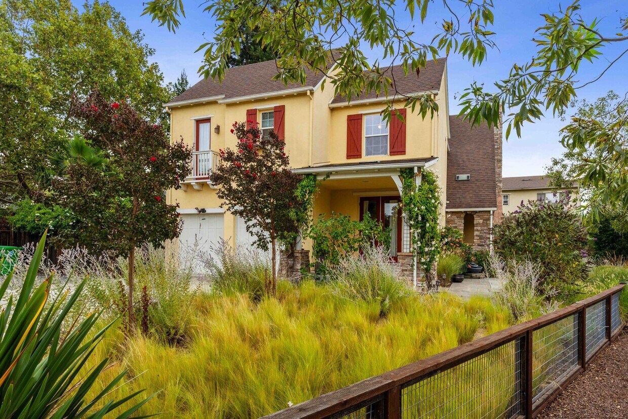 Foto principal - Spacious 3 Bedroom, 3 Bathroom Home with P...