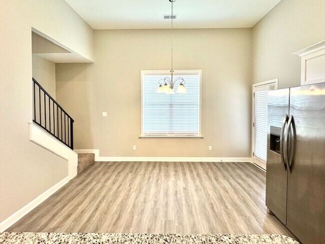Foto del edificio - Now Leasing a 5-bedroom 3 bath home in Hor...