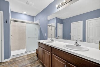 Building Photo - 3019 NW 17th Pl