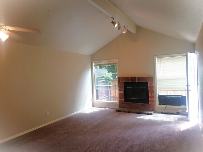 Building Photo - Wonderful One Level Tigard Home!