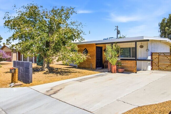 Foto del edificio - Remodeled 2 Bedroom Home with Charming Outdoor Space