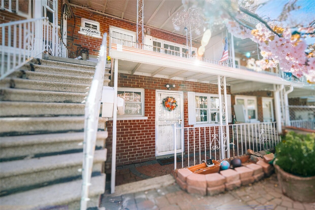 Primary Photo - 266 Throgs Neck Blvd