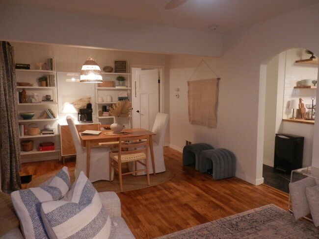 Foto del edificio - Adorable Fully Furnished 2 Bed/ 1 Bath House!