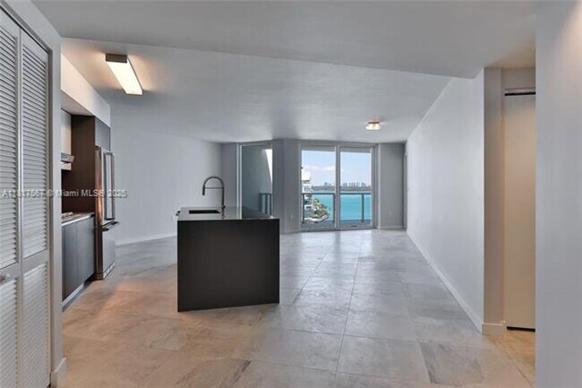 Foto del edificio - 9821 E Bay Harbor Dr