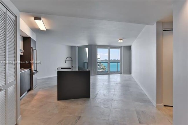 Building Photo - 9821 E Bay Harbor Dr