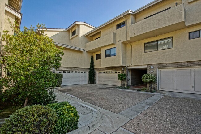 Building Photo - BEAUTIFULLY REMODELED, 1474 SQ FT, SPLIT L...