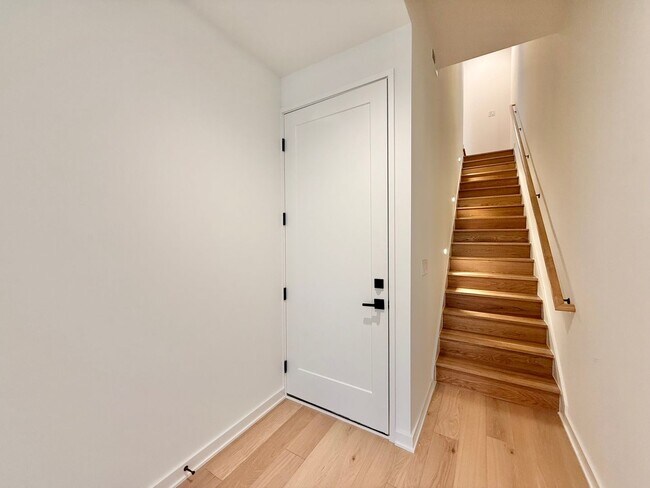 Foto del edificio - Luxurious New Construction 4BD, 2.5BA Raleigh Townhome with a Rooftop Terrace in a Prime Location...