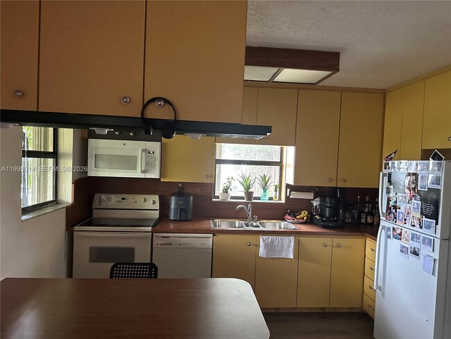 Building Photo - 1411 SW 24th Ct