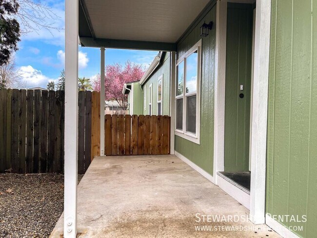 Foto del edificio - 1313 Bramblewood Ln