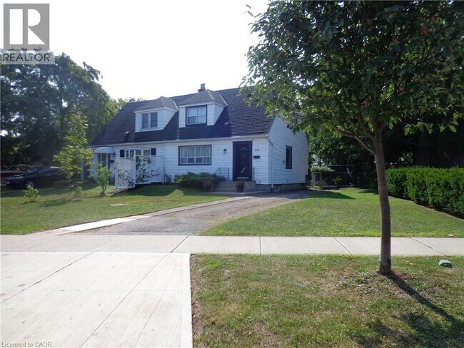 Photo du bâtiment - 32 Grimsby Ave