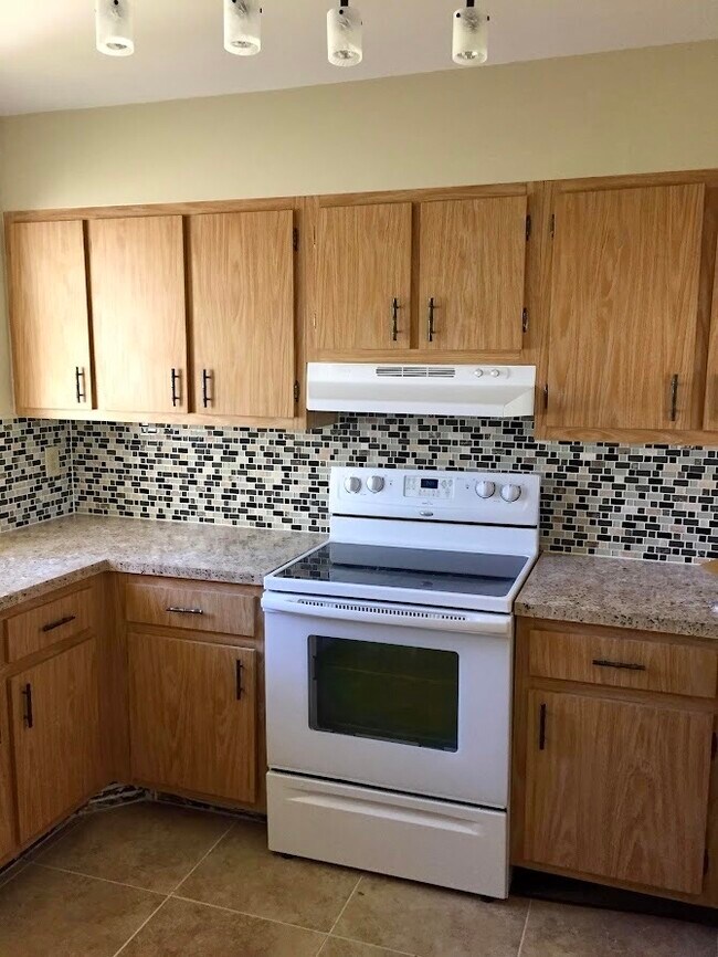 Cocina con protector contra salpicaduras de azulejos - 1694 SW Crossing Cir