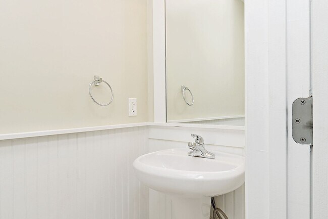 Foto del edificio - Woodlands of Charlottesville Condo With Community Amenities