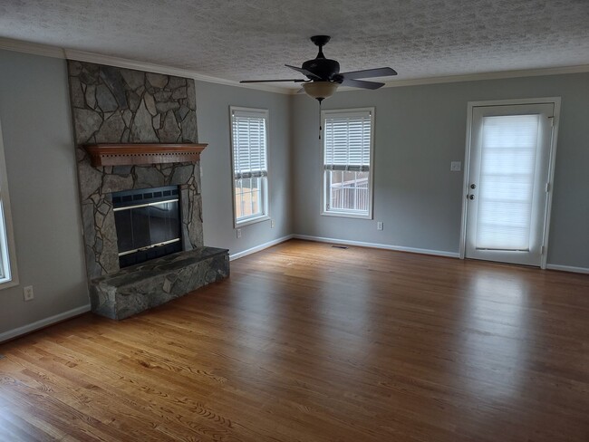 Building Photo - Bonus Room!