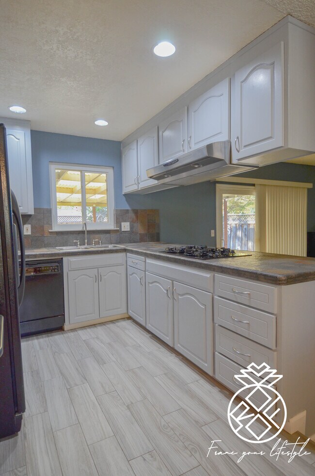 Building Photo - 5365 Roxanne Dr