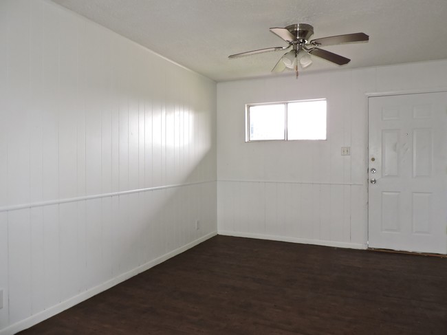 Building Photo - 809 Root Ave