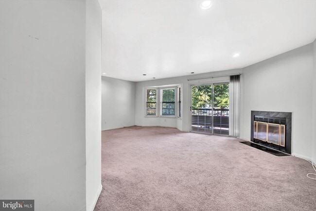 Building Photo - 302 Trinity Ct