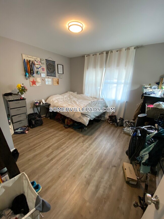 Building Photo - 16 Crescent St