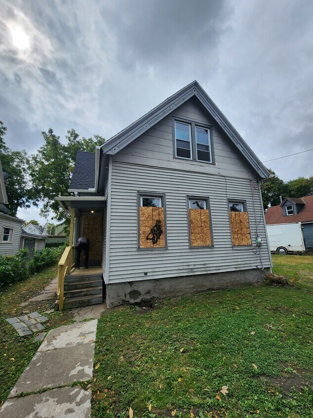 Foto principal - Three Bedroom Single Family Home!