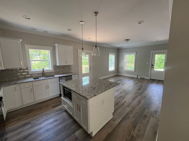 Foto del edificio - BRAND NEW CONSTRUCTION 3 BEDROOM 2 BATH