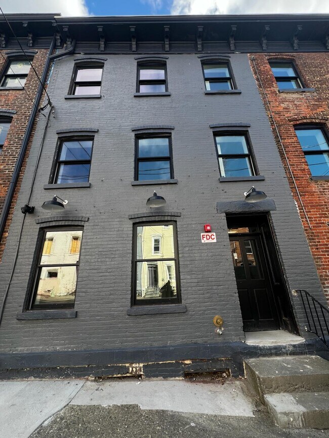 Building Photo - 194 Chambers St