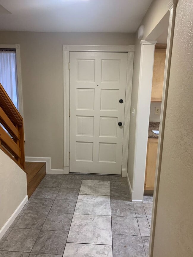 Building Photo - Beautifully Upgraded Condo