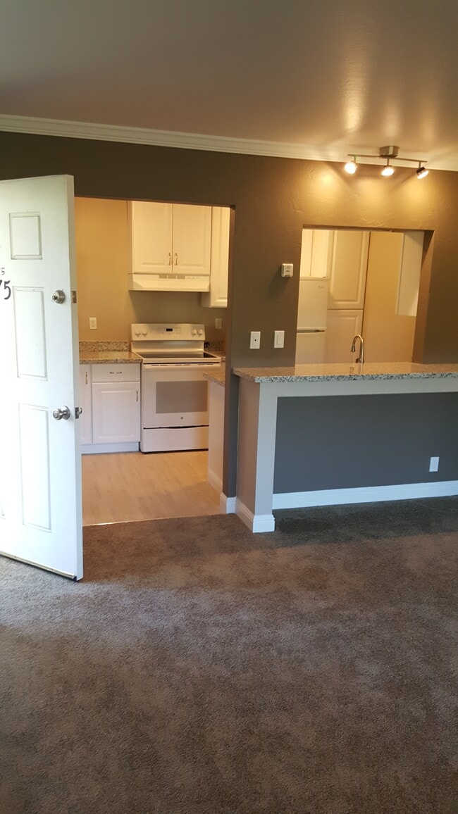 kitchen with bar counter breakfast nook - 75 Bayo Vista Way