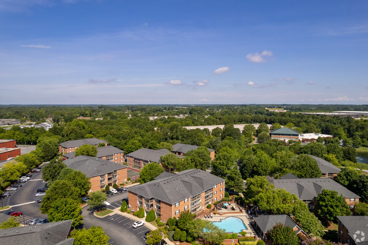 Foto principal - Deep River Pointe Apartments