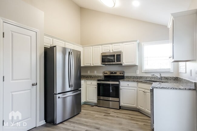 Building Photo - 30 Crestbrook Dr