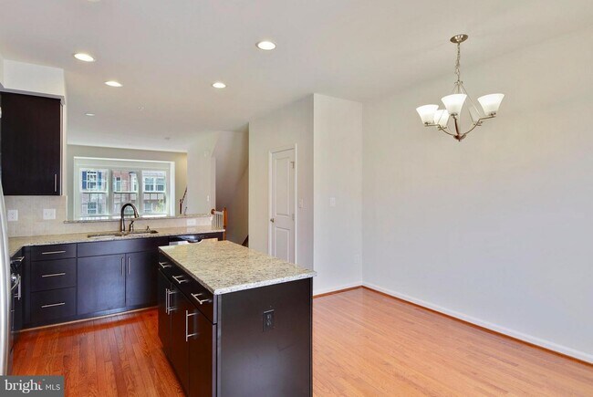 Building Photo - 2523 Baldwin Cres NE